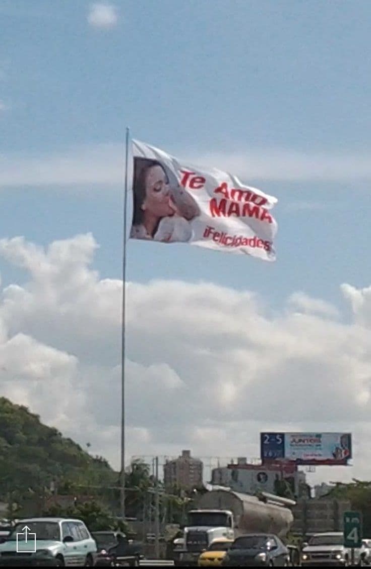 Bandera de Día de las Madres en una asta de 100 pies, visible desde la autopista.