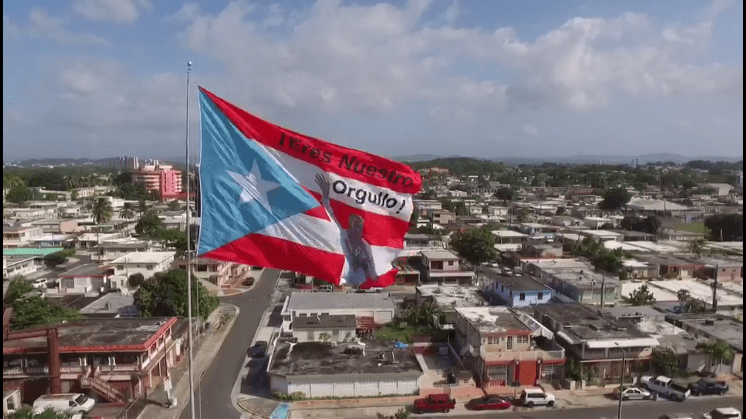 Bandera enorme celebrando la medalla de oro olímpica de Mónica Puig en 2016.