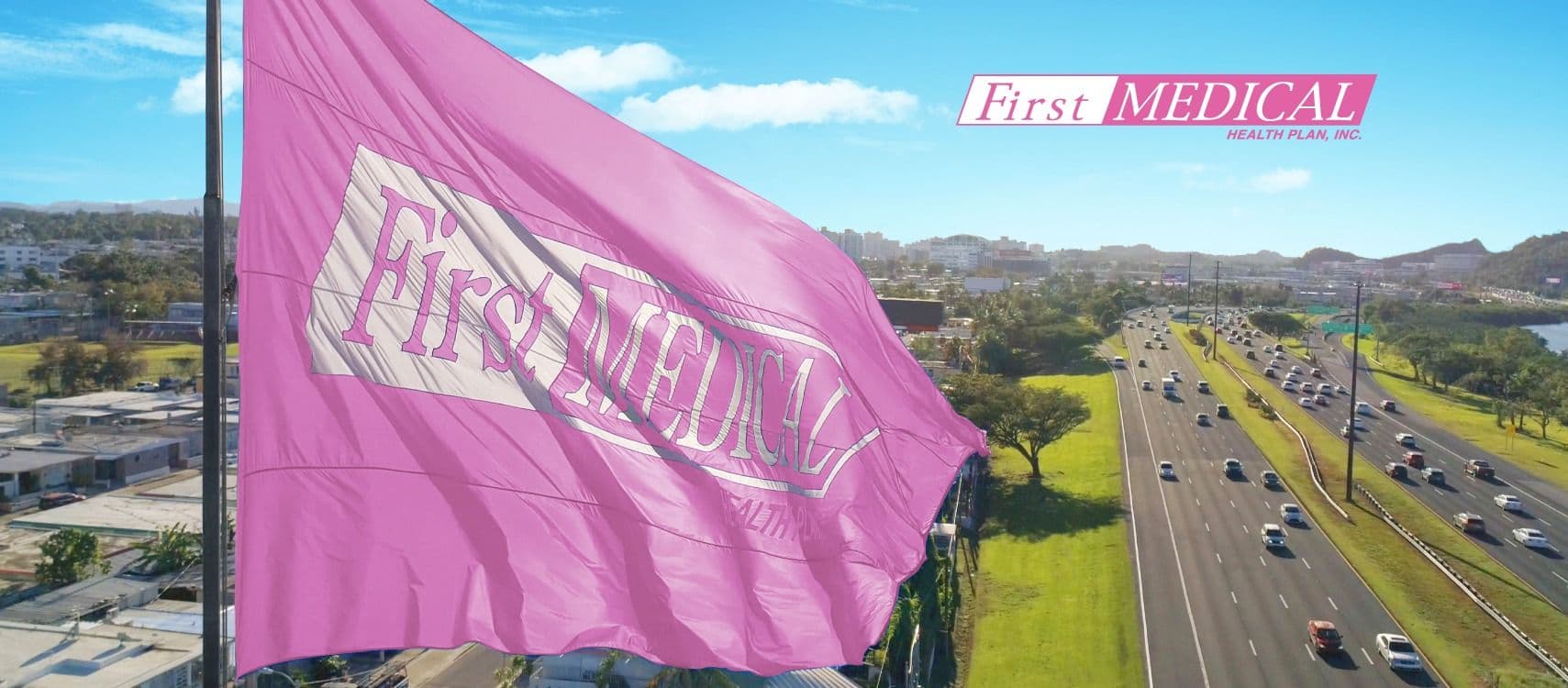 Bandera publicitaria de First Medical en zona de alto tránsito en Puerto Rico.